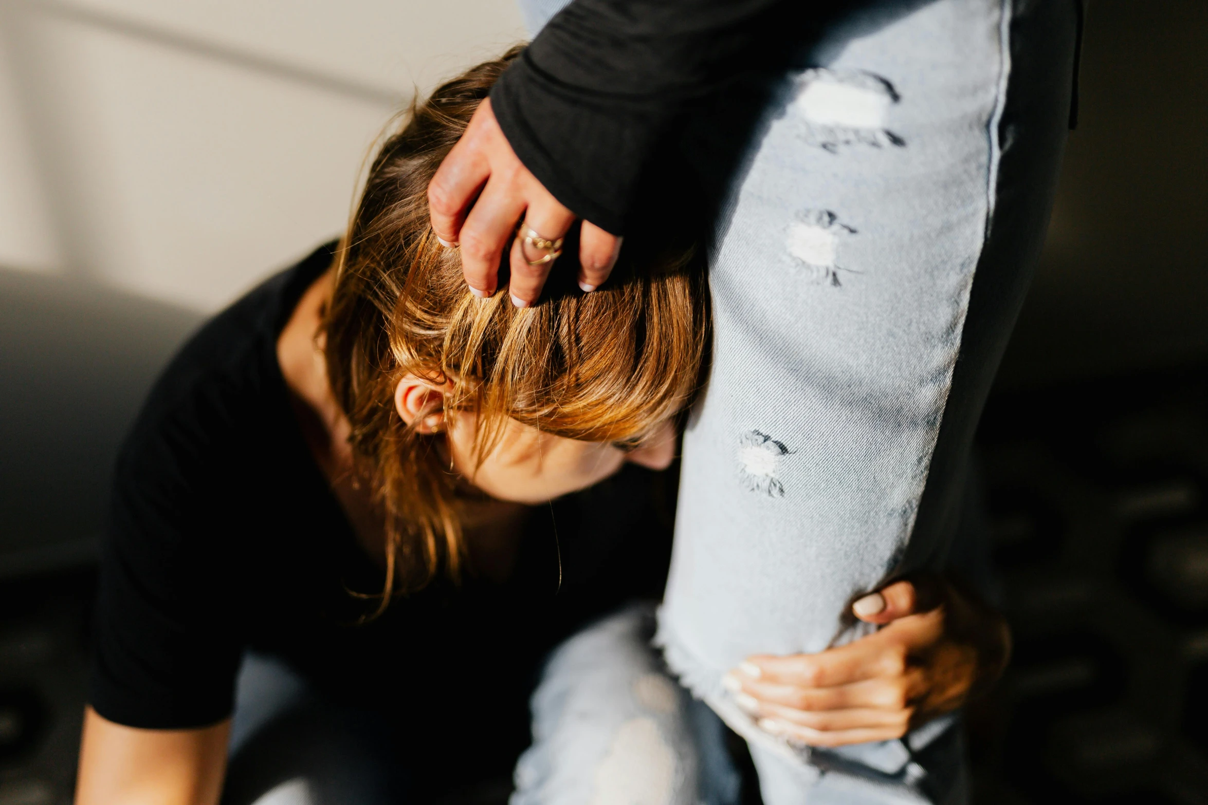 the two people are hugging each other with their hands around