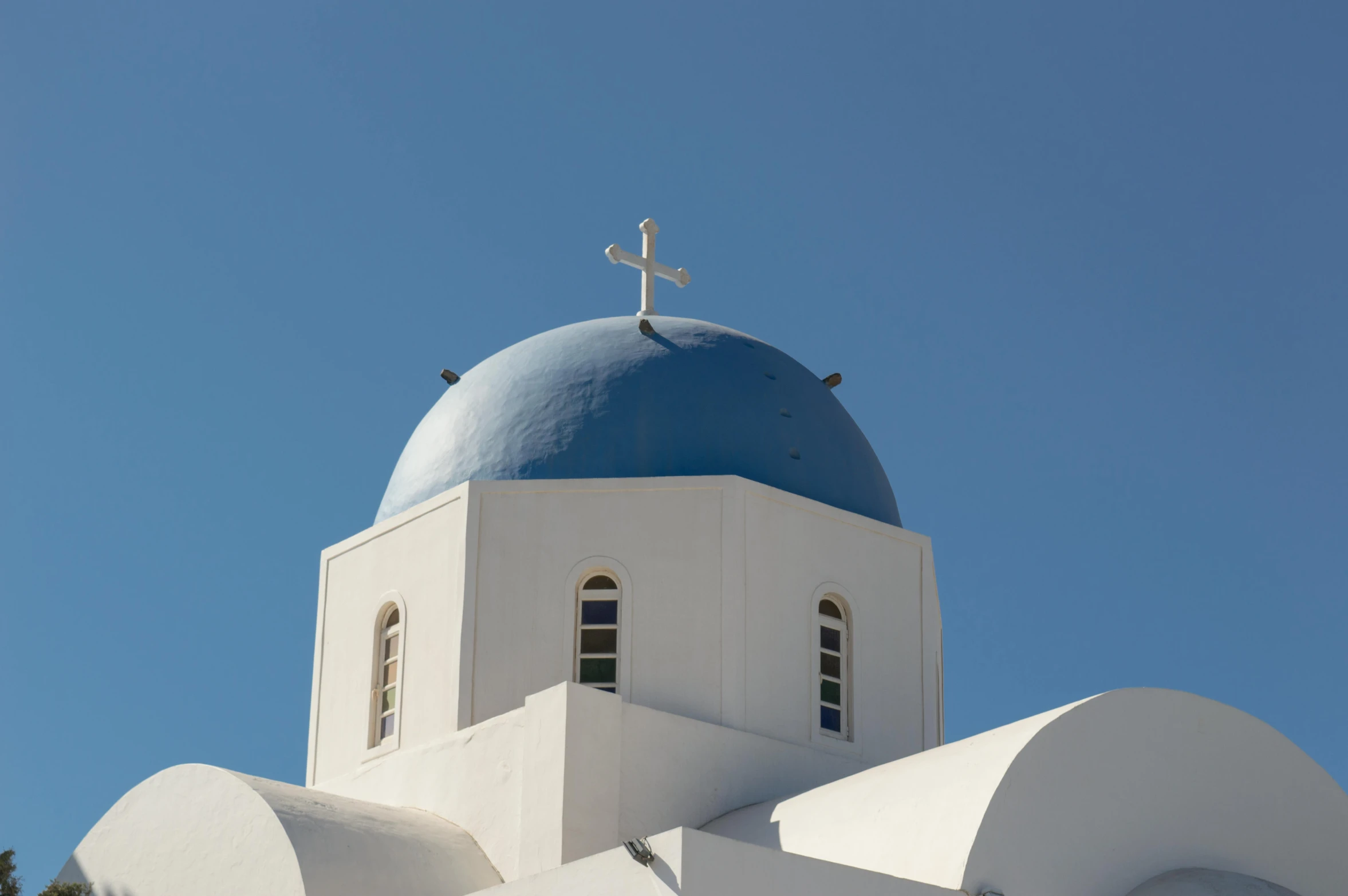 the top of a building has a blue dome on it