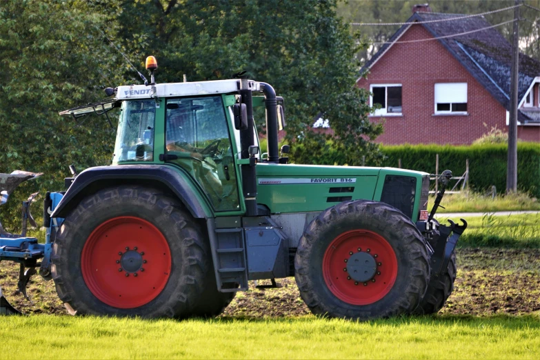 a tractor that is sitting in the grass, by Andries Stock, 15081959 21121991 01012000 4k