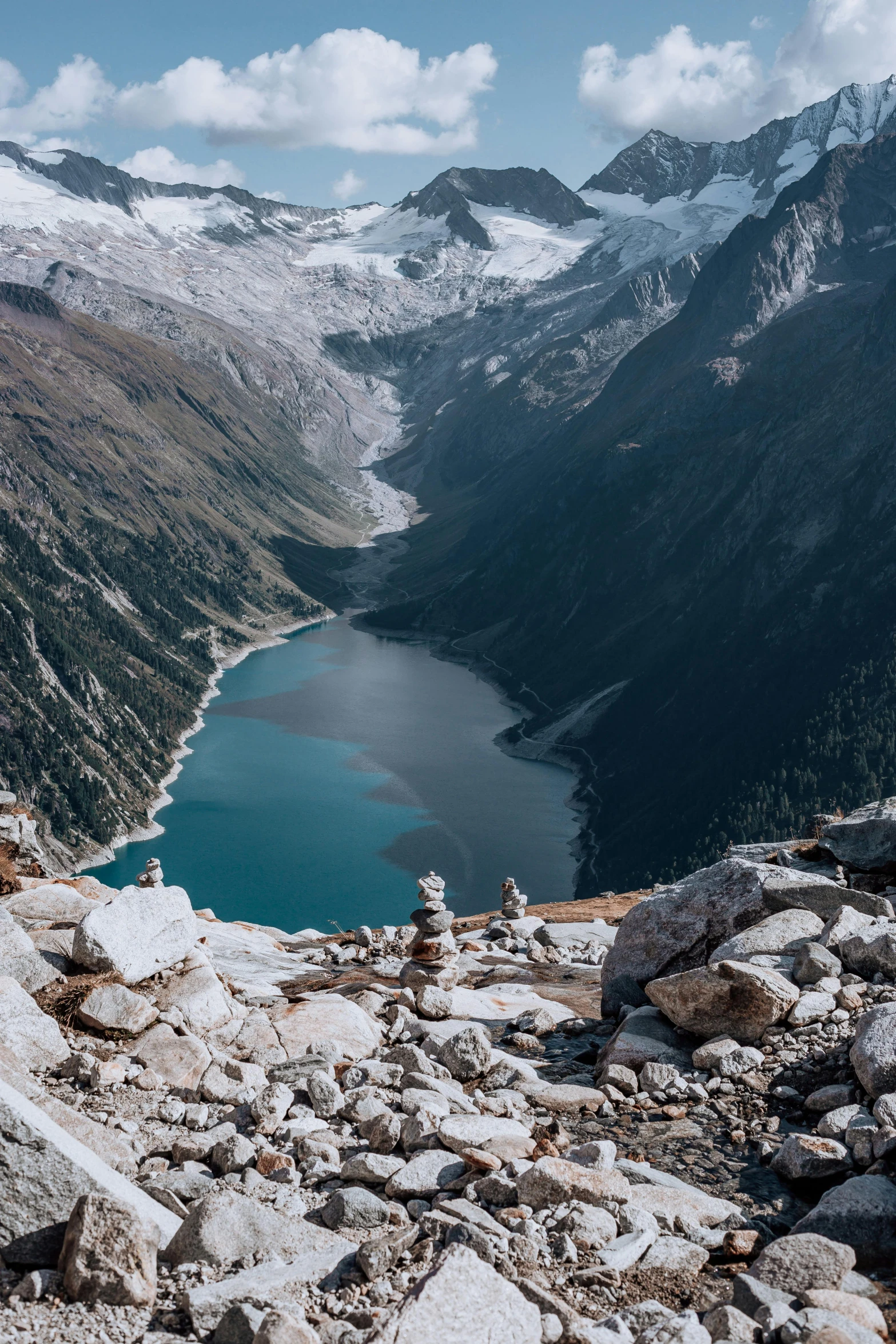 a very scenic view of some pretty water