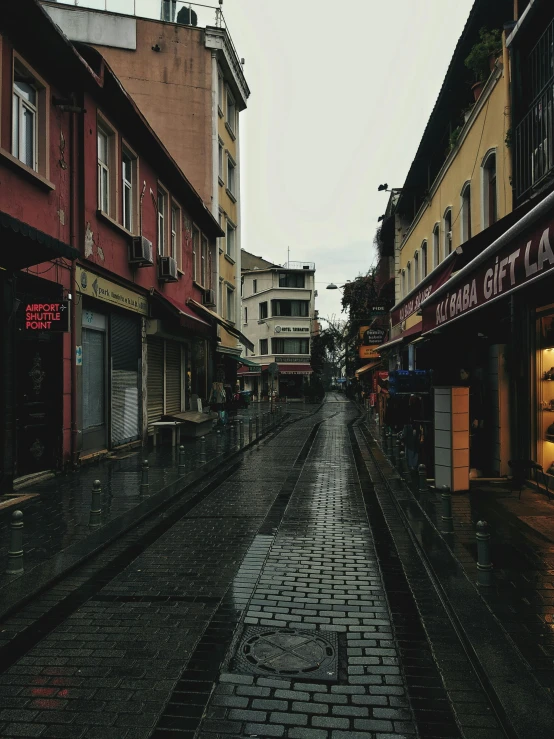 the rainy streets of an urban city are very quiet