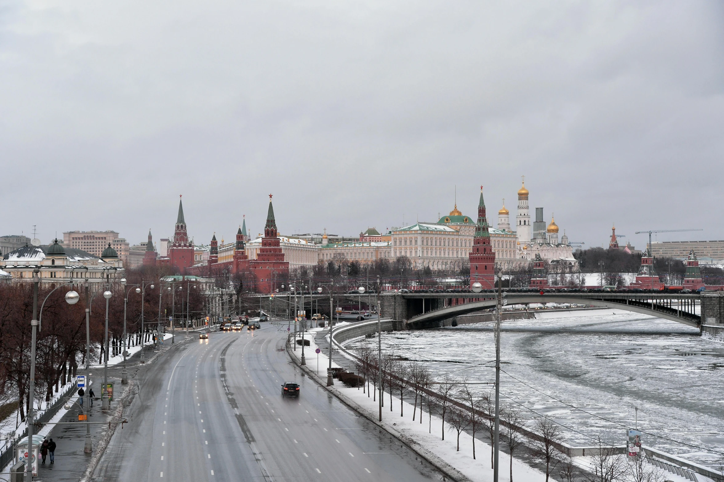 a view of the kremml bridge and the kremml kremml kremml kremml kremml kremml, an album cover, inspired by Vasily Surikov, pexels contest winner, socialist realism, snowy, 15081959 21121991 01012000 4k