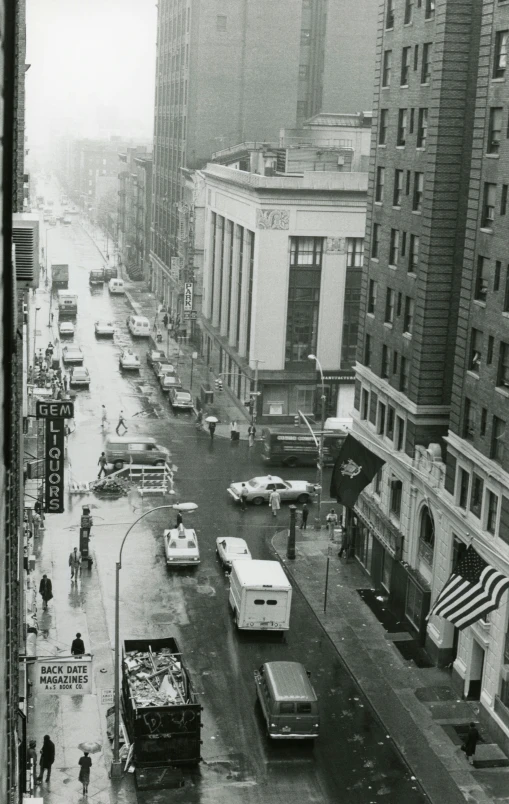 a black and white photo of a city street, high - angle view, on a rainy day, photo taken with provia 1967, on madison avenue