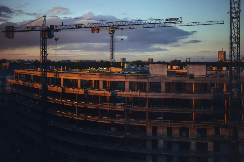 a building that has lots of cranes on it