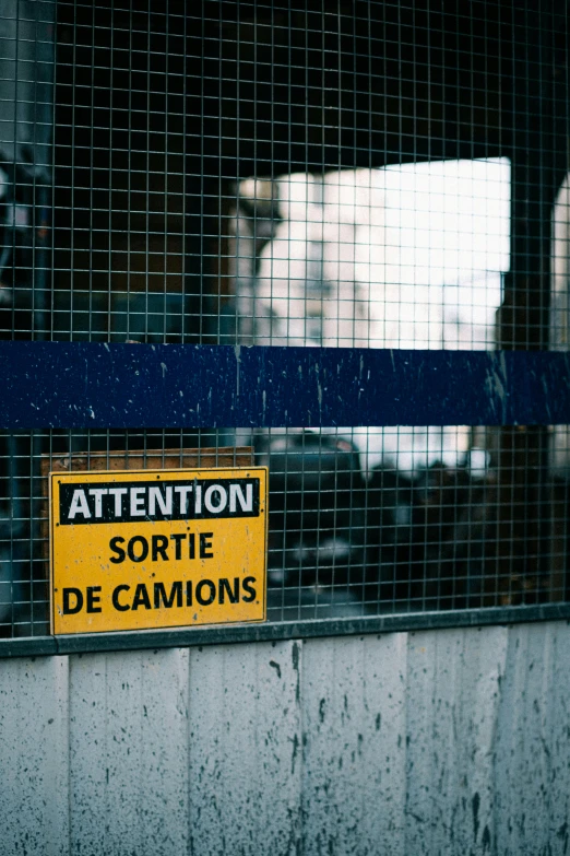 a sign saying attention sortie de cannons