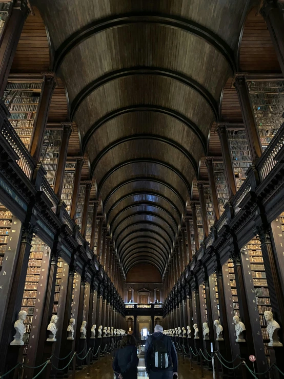 this is the interior of a liry with many bookshelves