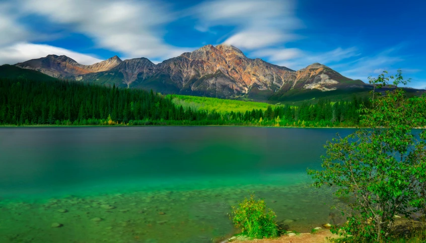 an image of a lake surrounded by mountains