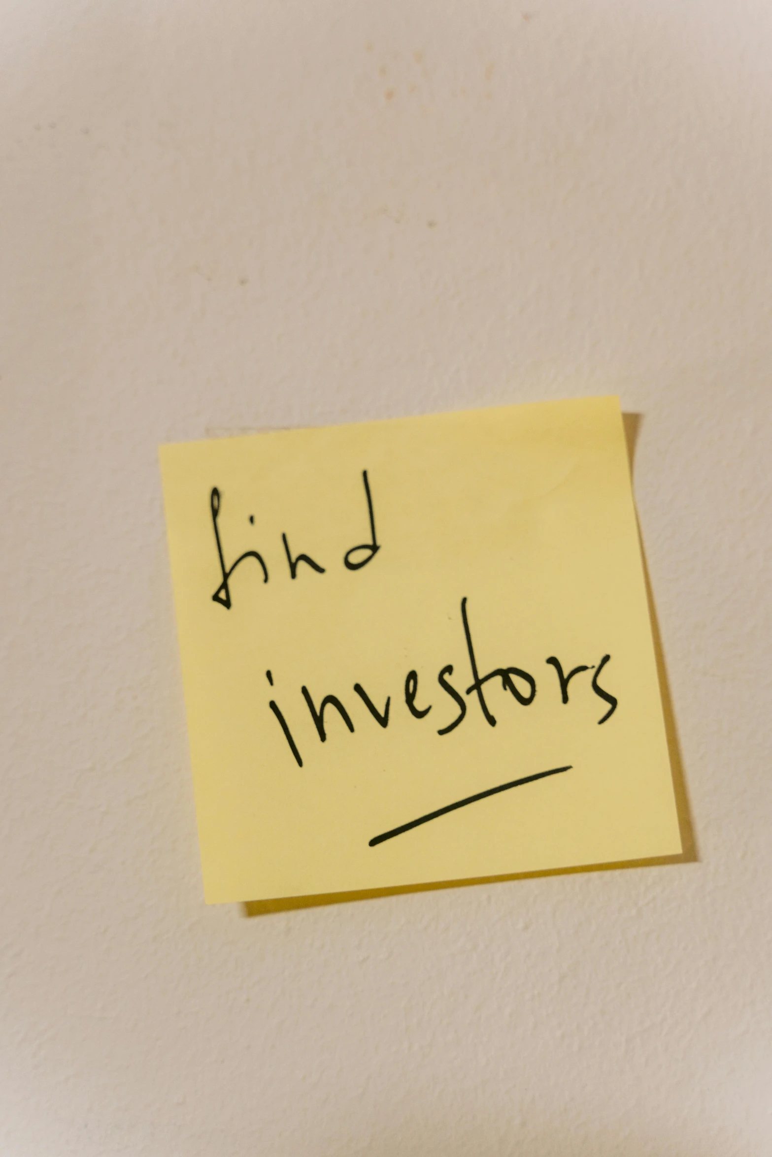 a sticky note that has the word find investing on it