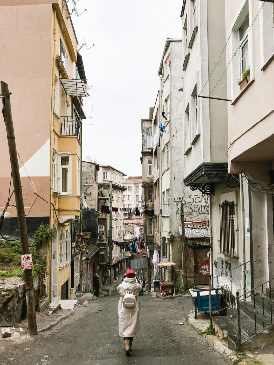 a narrow alley leading to some buildings