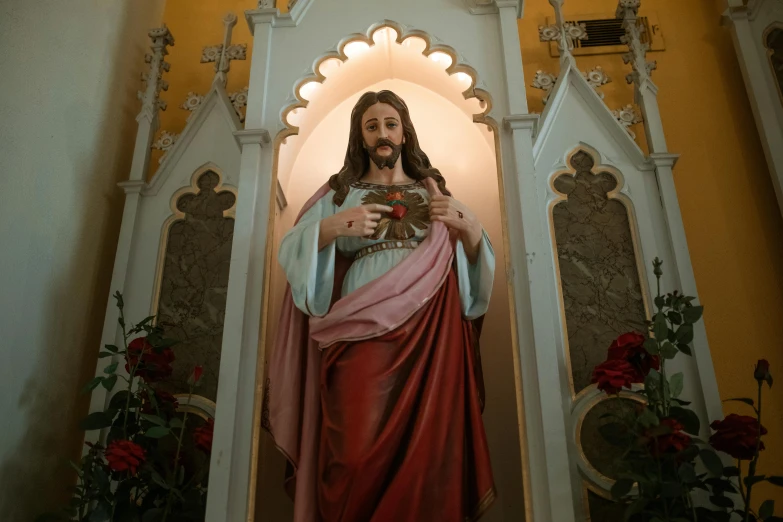 a statue of jesus in a chapel