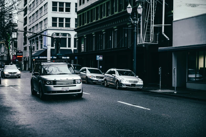 cars are parked at a traffic light along a city street