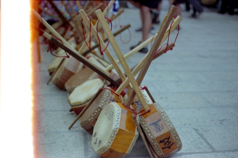 musical instruments sitting on the ground with some string attached to them