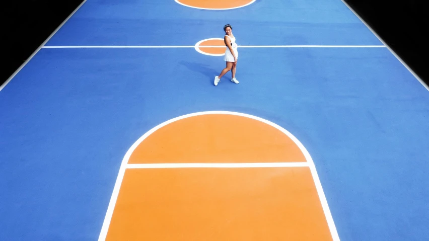 the woman is on the tennis court in the dark