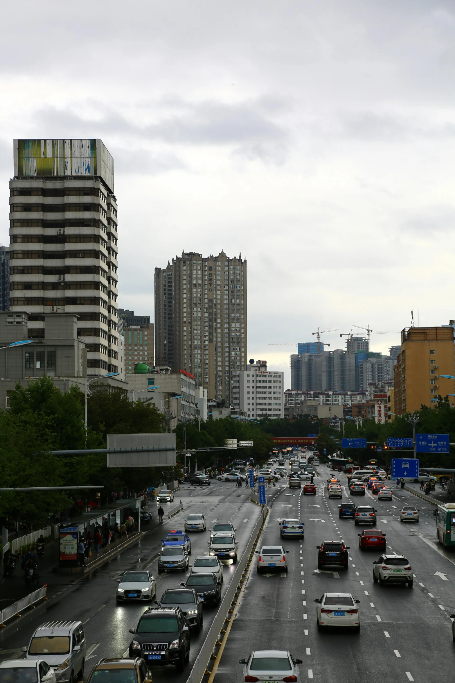 a street is lined with heavy traffic next to tall buildings