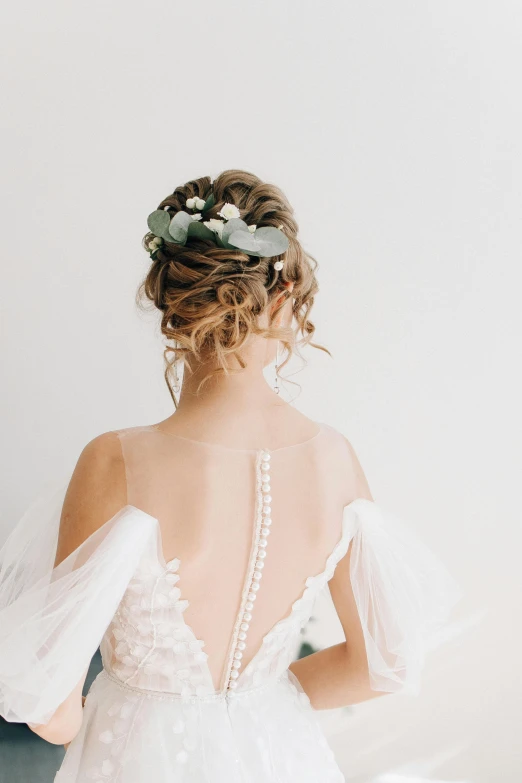 a woman wearing a veil and holding a bouquet