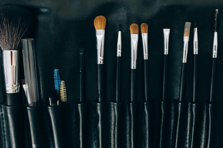 a collection of makeup brushes sitting next to each other