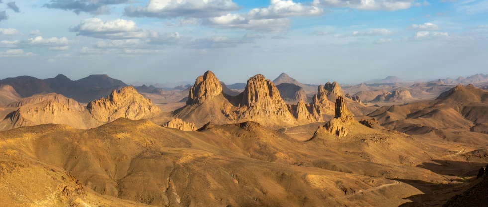 the desert landscape looks like it is in the wild