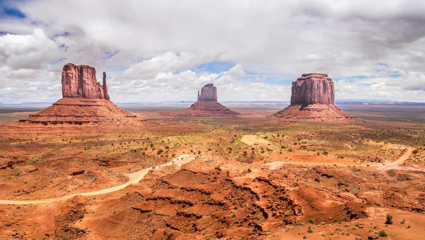 there are two rock formations in the desert