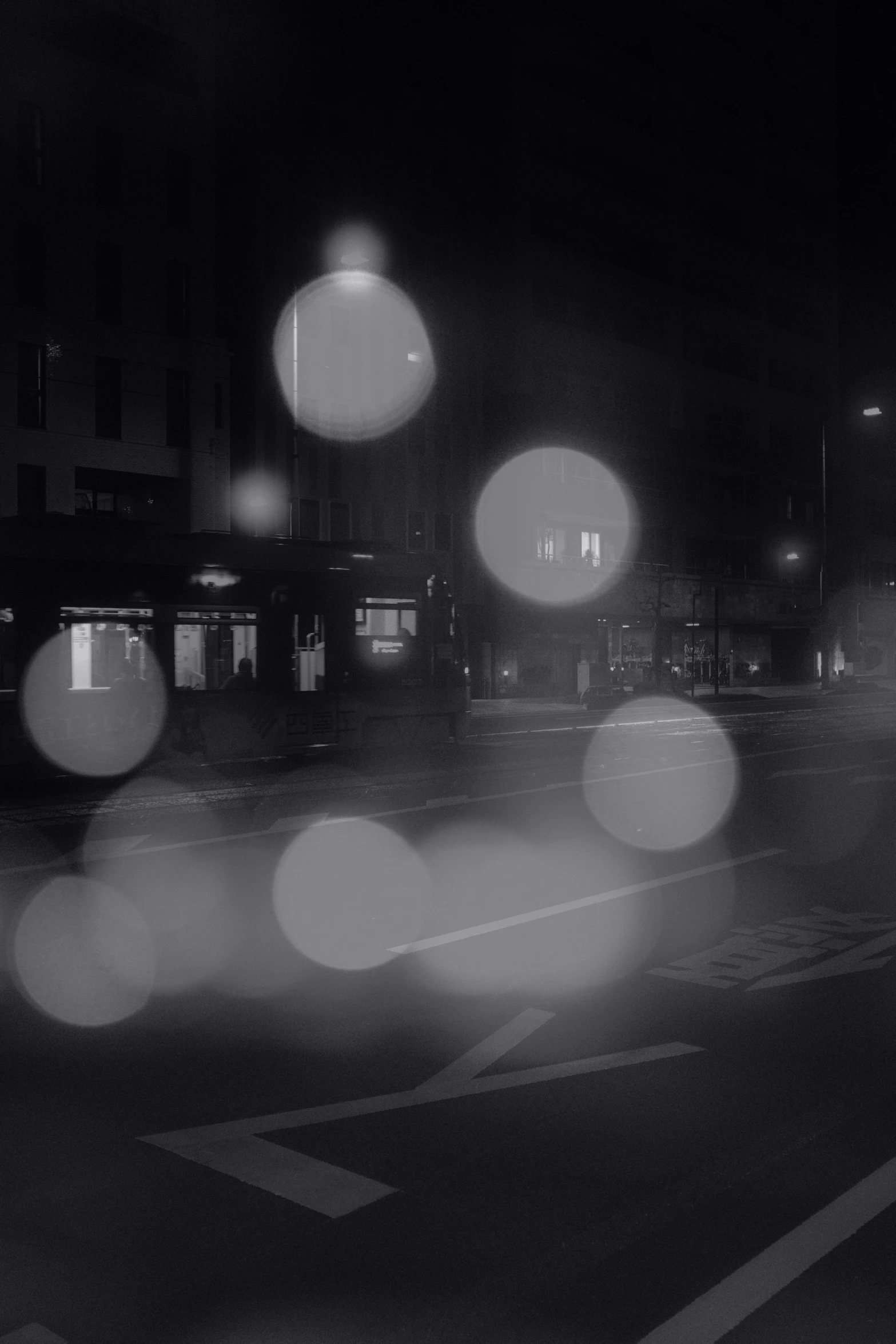 a blurry po of an empty street at night