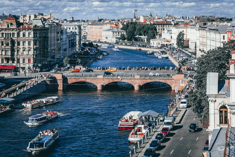 there are many boats on the water next to some buildings