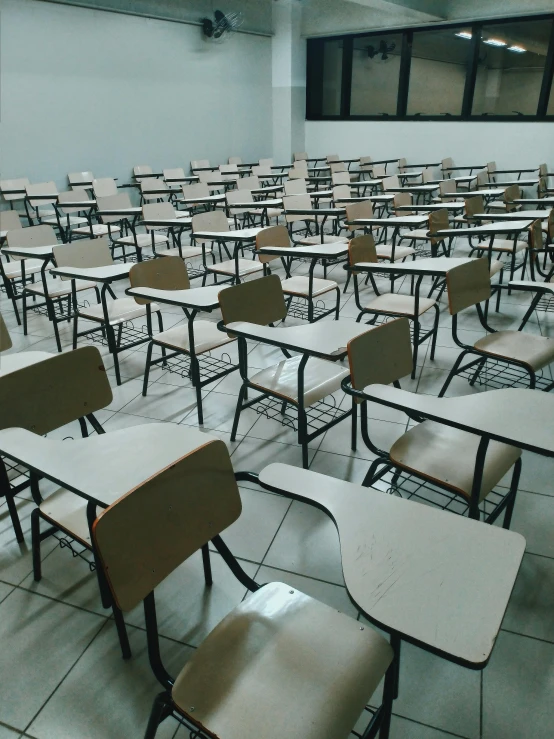 there are some empty desks that have been placed for someone to see