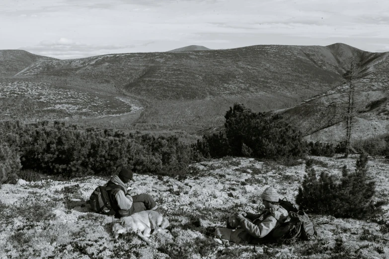 two people that are sitting on the ground