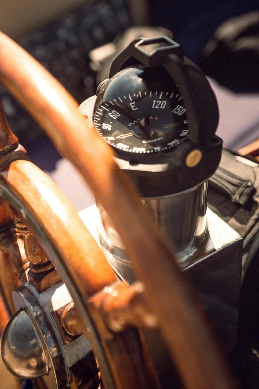 a gauge with the time is on the steering wheel