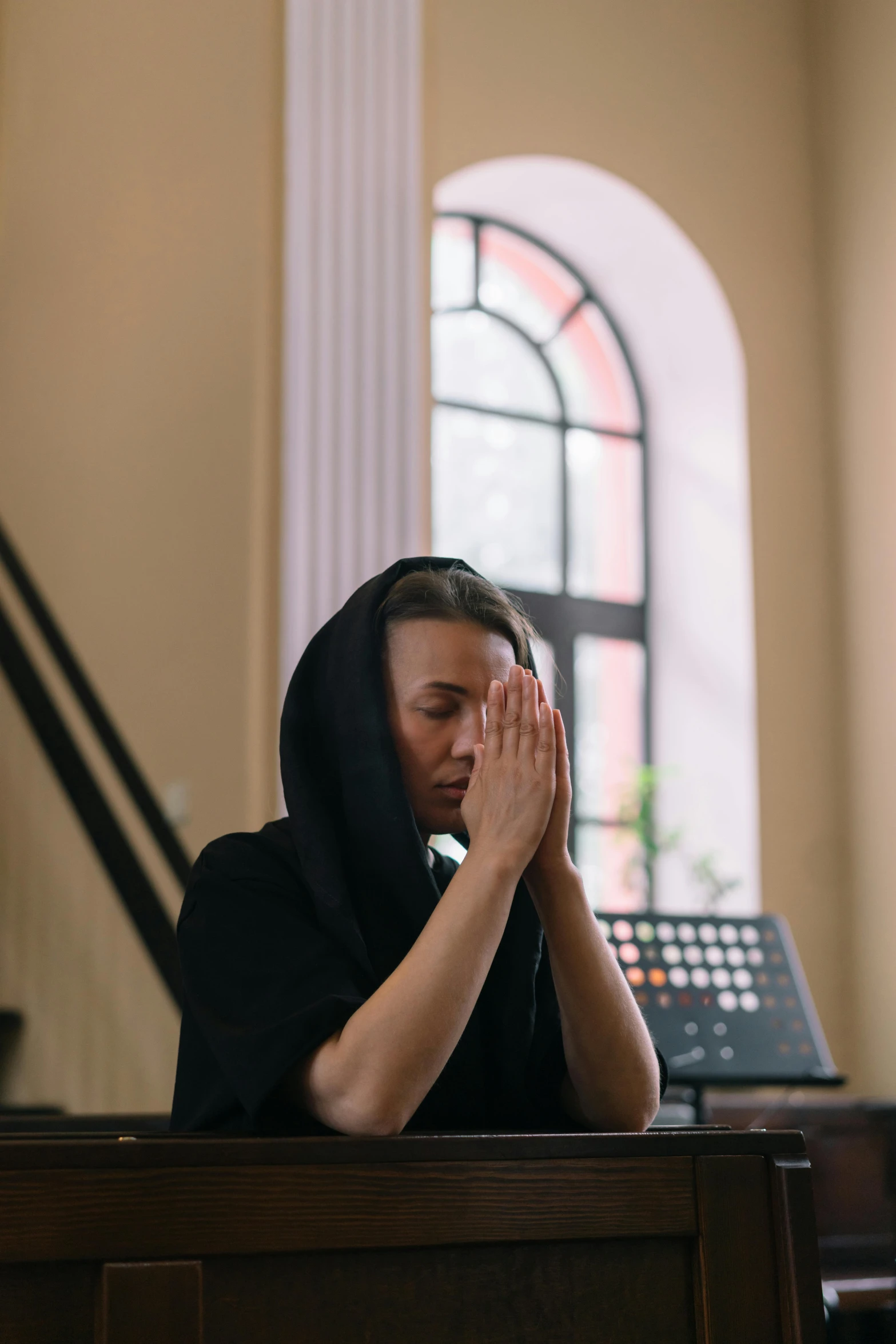 a nun applauding at a service in front of an organ