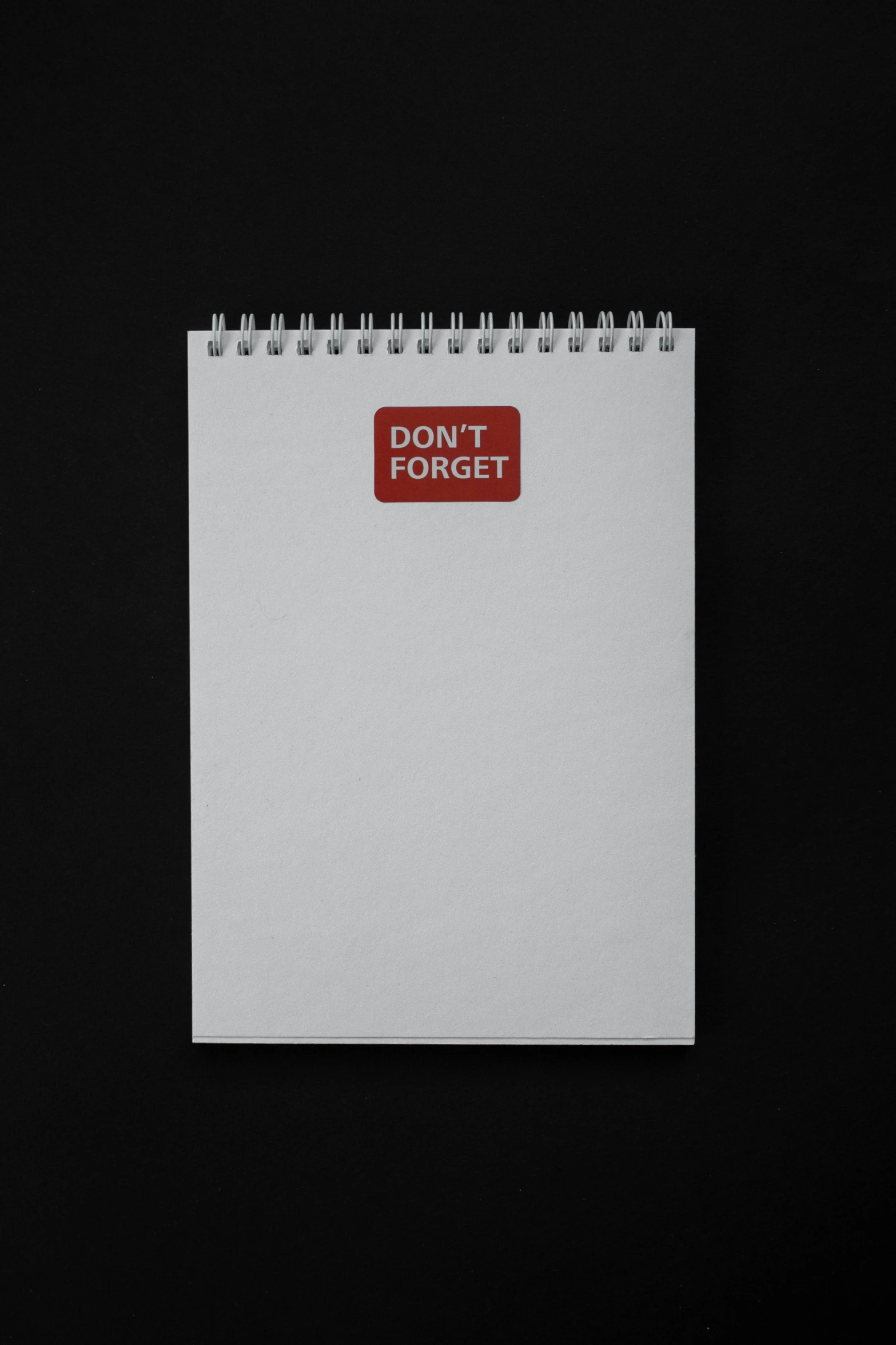 the don't forget notepad with the red sticker placed on it