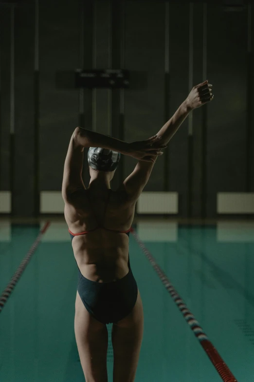 a person that is standing in the middle of the gym