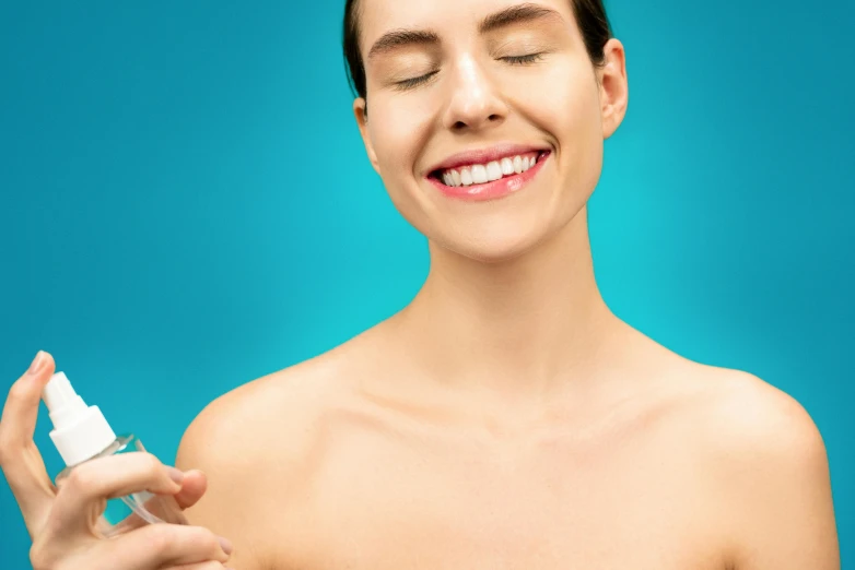 woman holding an aeropizer for cleaning her hair