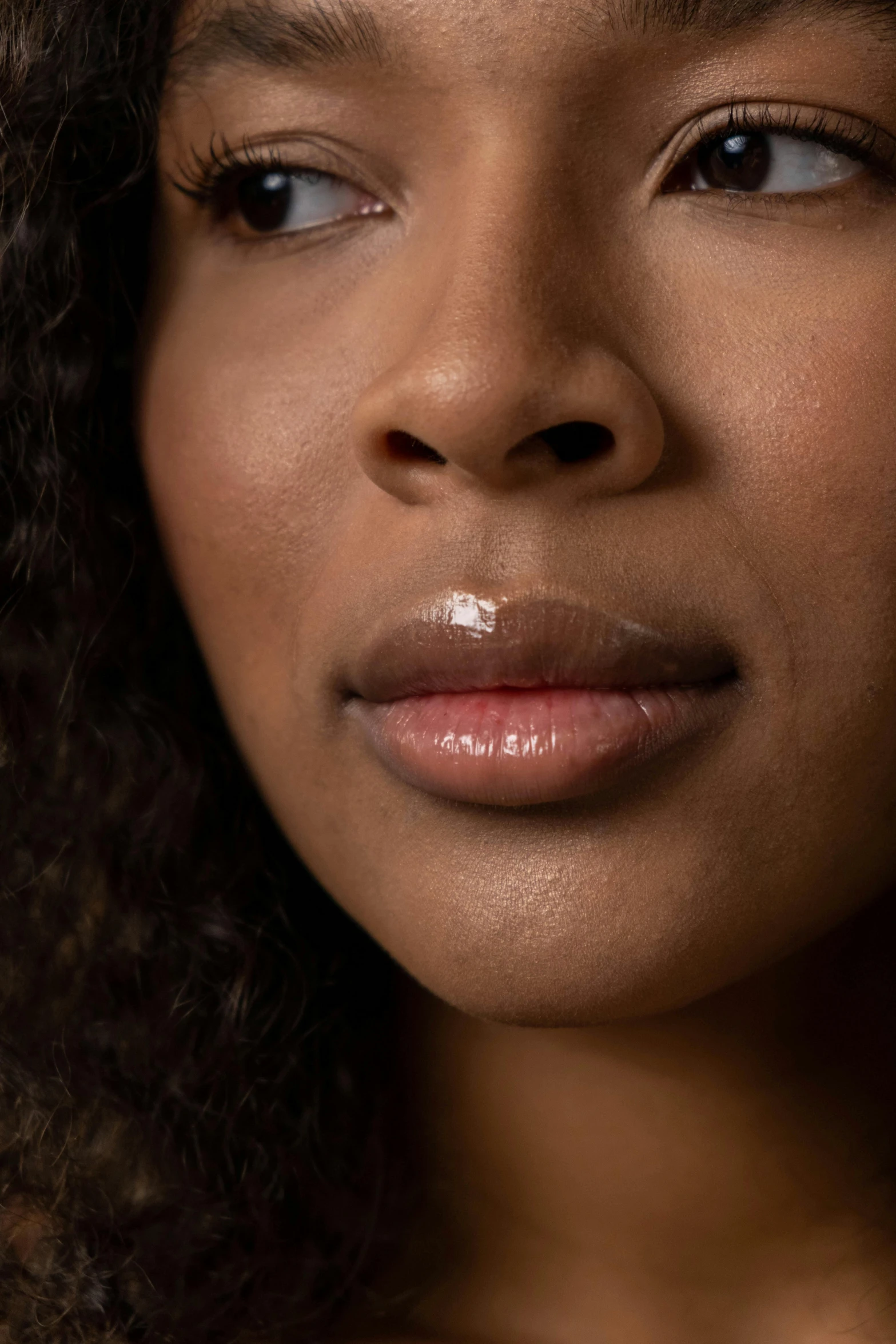 a close up po of an attractive african american woman