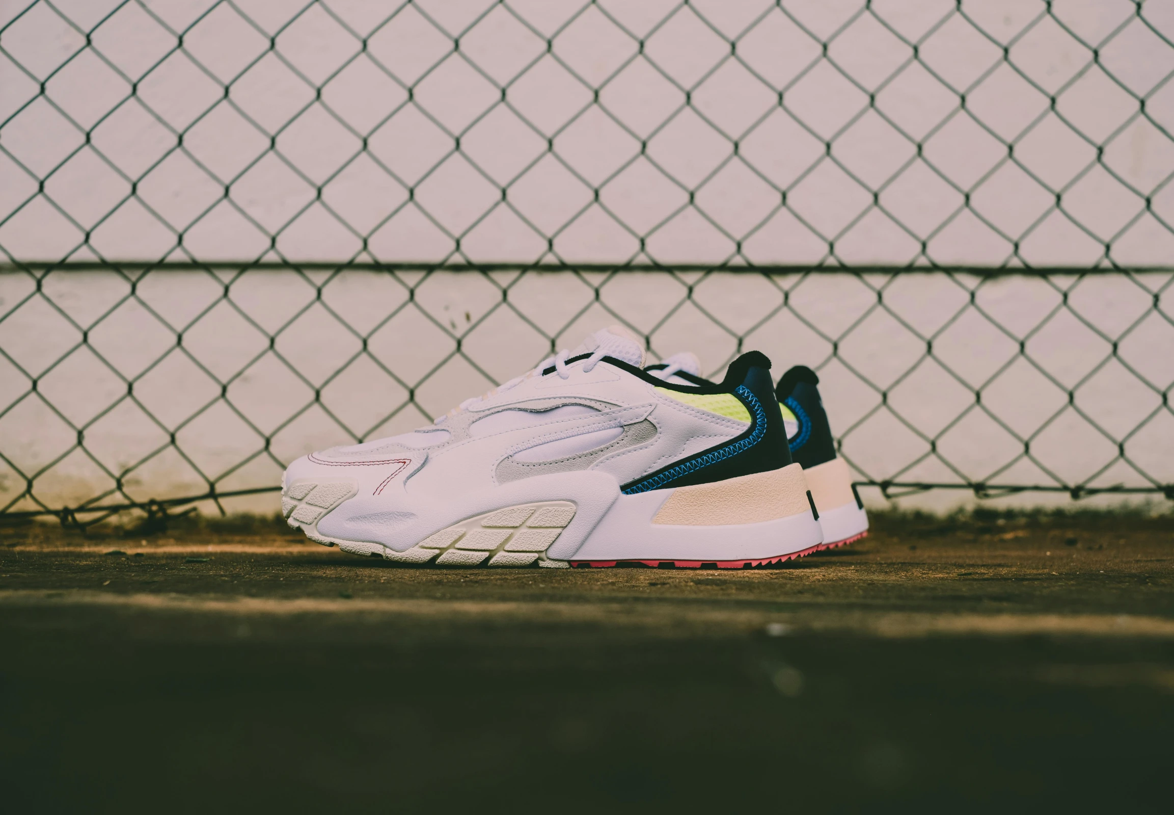 the puma falcon is a sports shoe with a logo on it