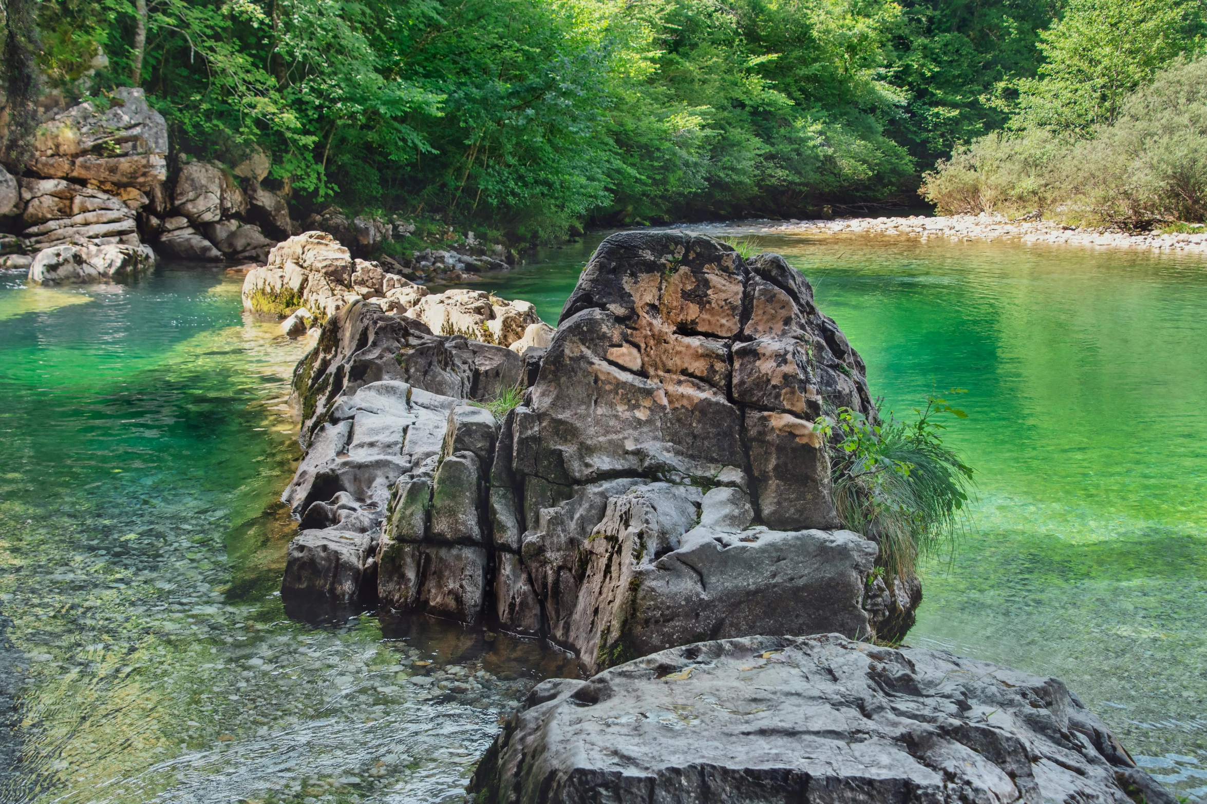 a group of rocks that are sitting next to some water