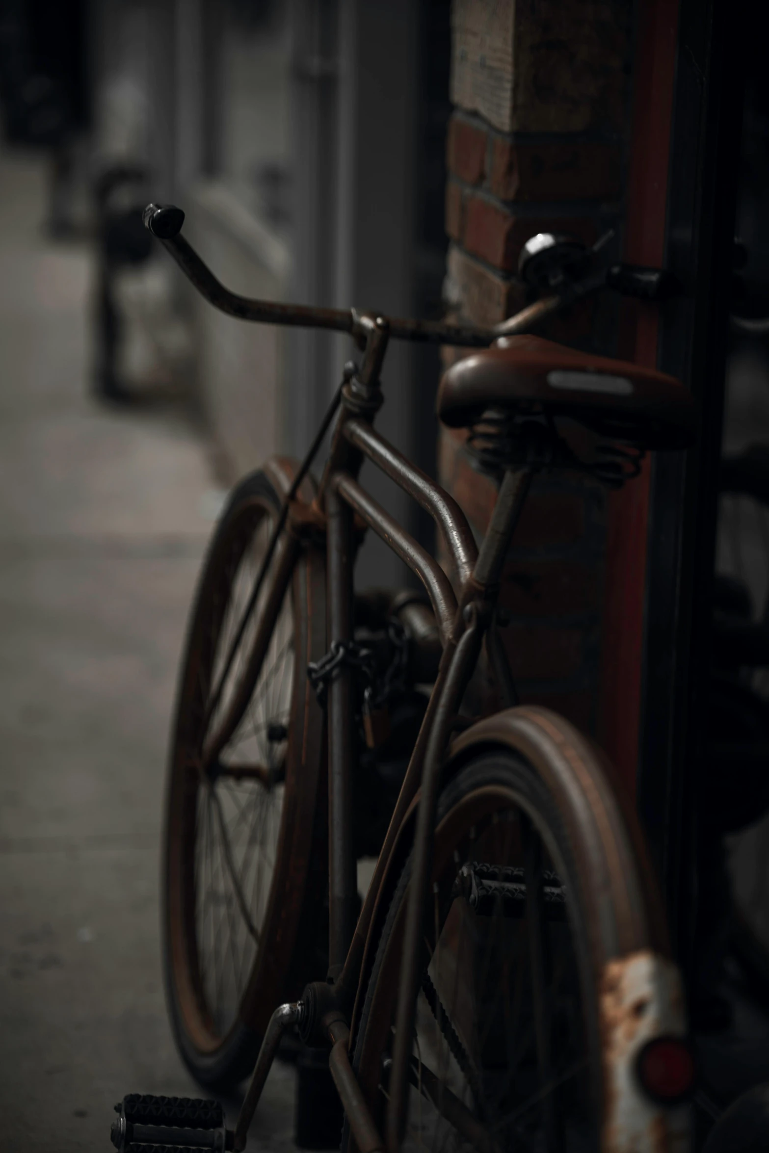 an old bicycle is leaning against a wall