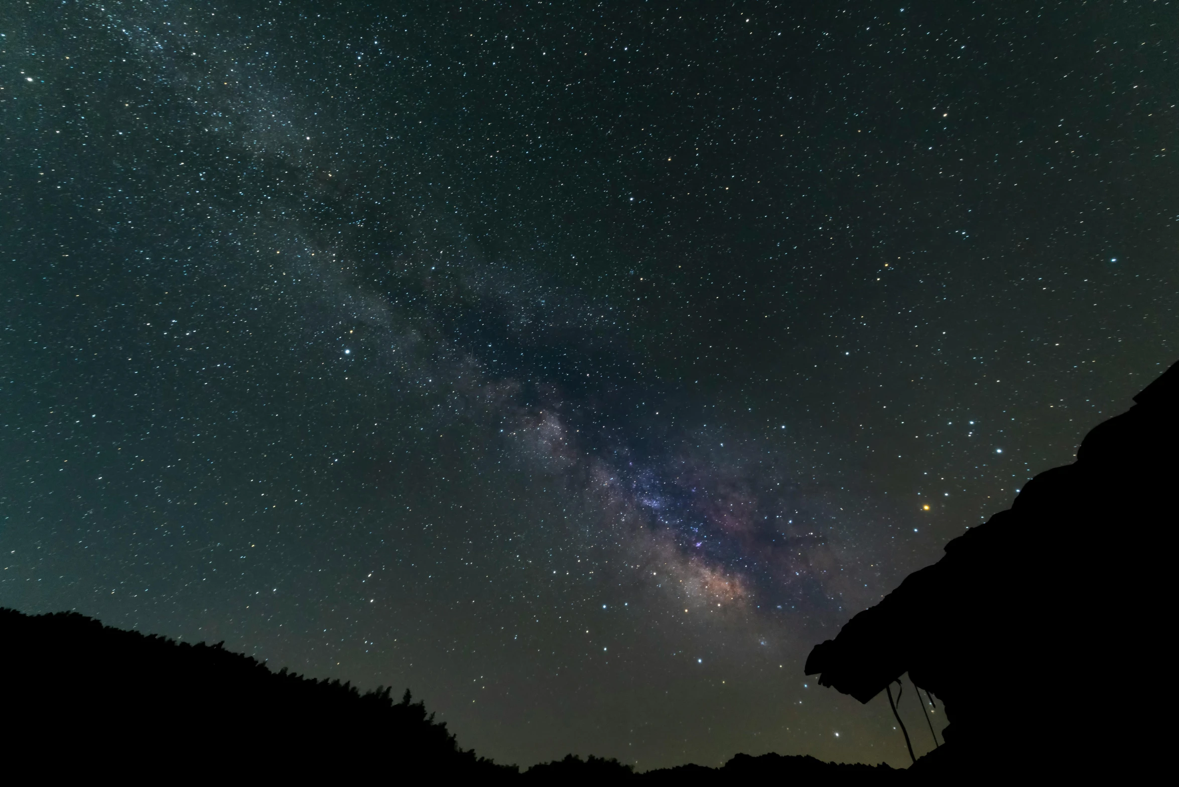 the night sky shows the milky and the stars