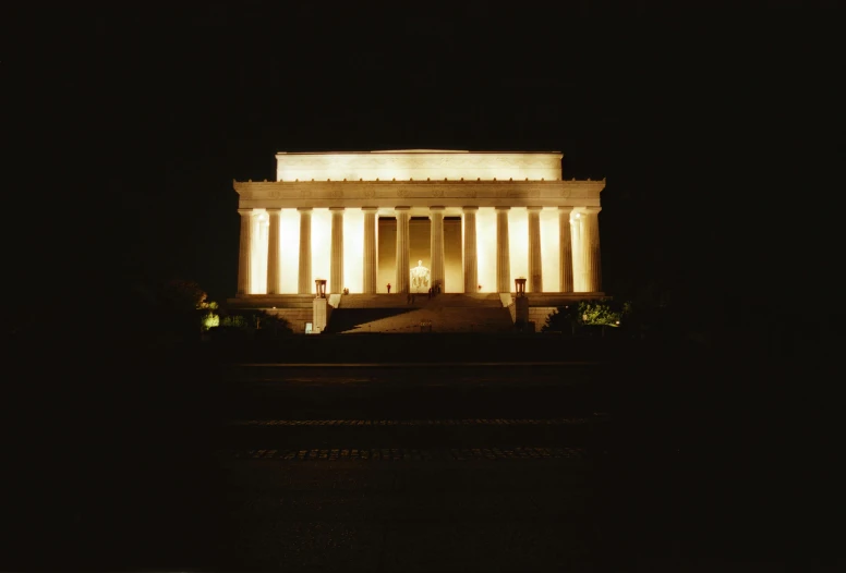 the lincoln memorial is lit up in all white