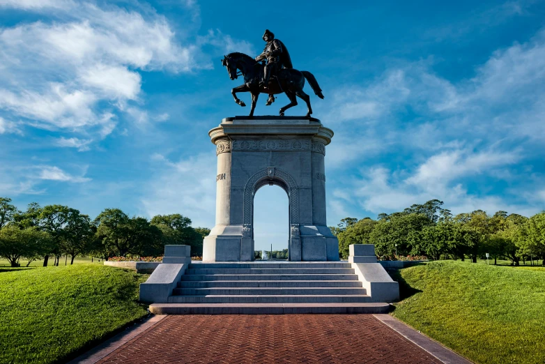 the statue has two horses standing near it