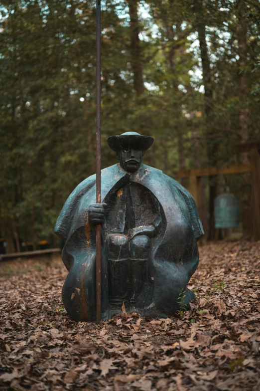 a statue is sitting in a wooded area