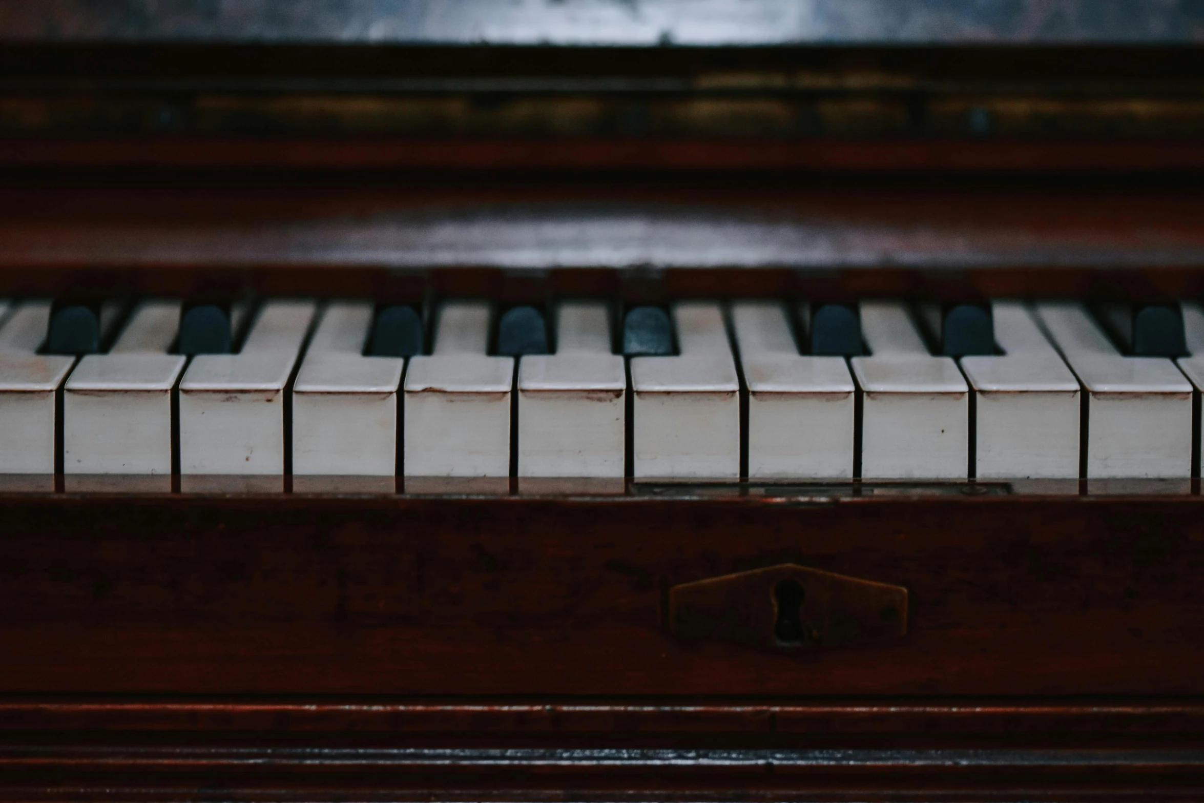 an image of close up of an old piano