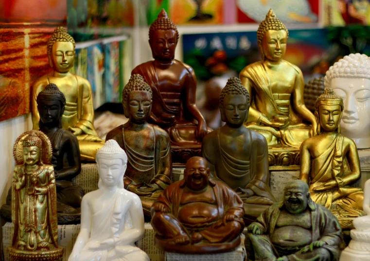 there is a lot of buddha statues on the table