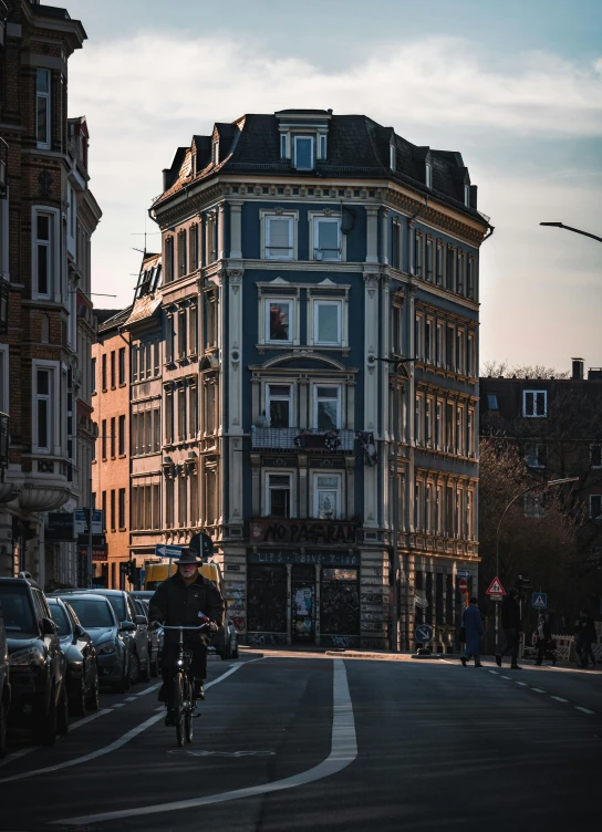 a tall building is sitting in the middle of a city