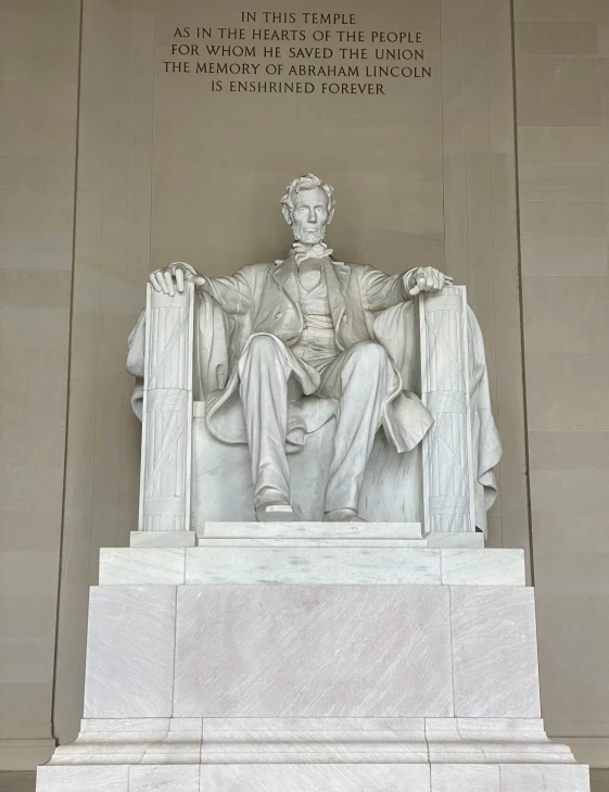 lincoln statue sitting on the side of a building