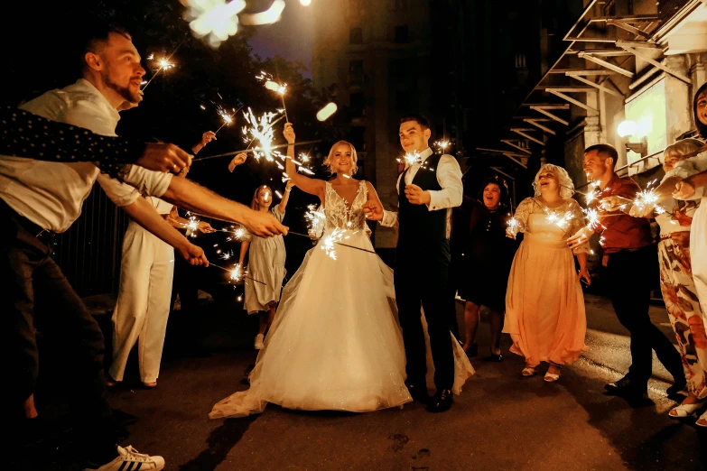 there is a wedding po being shown with a bride and groom