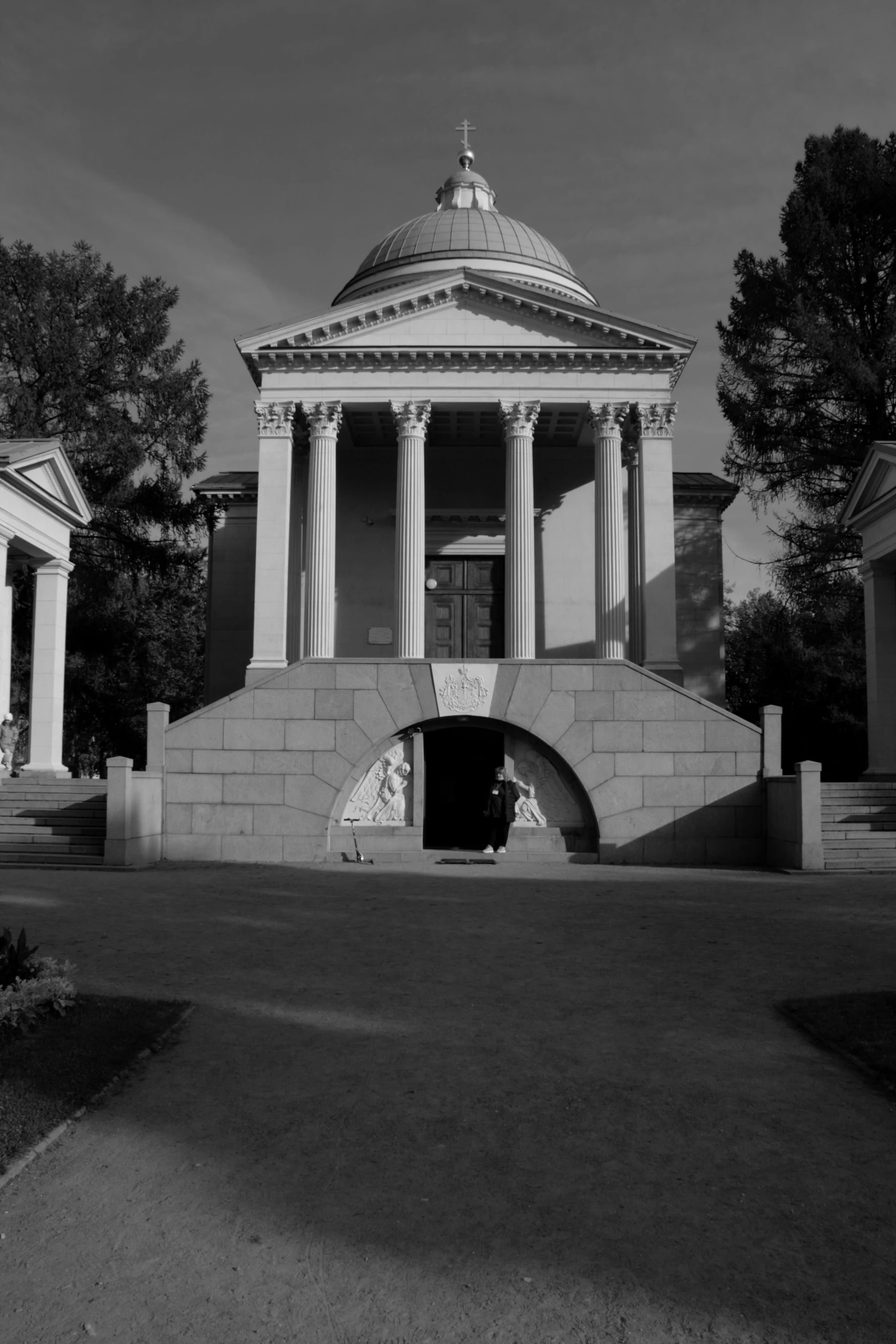 a building with many pillars and arches on the side