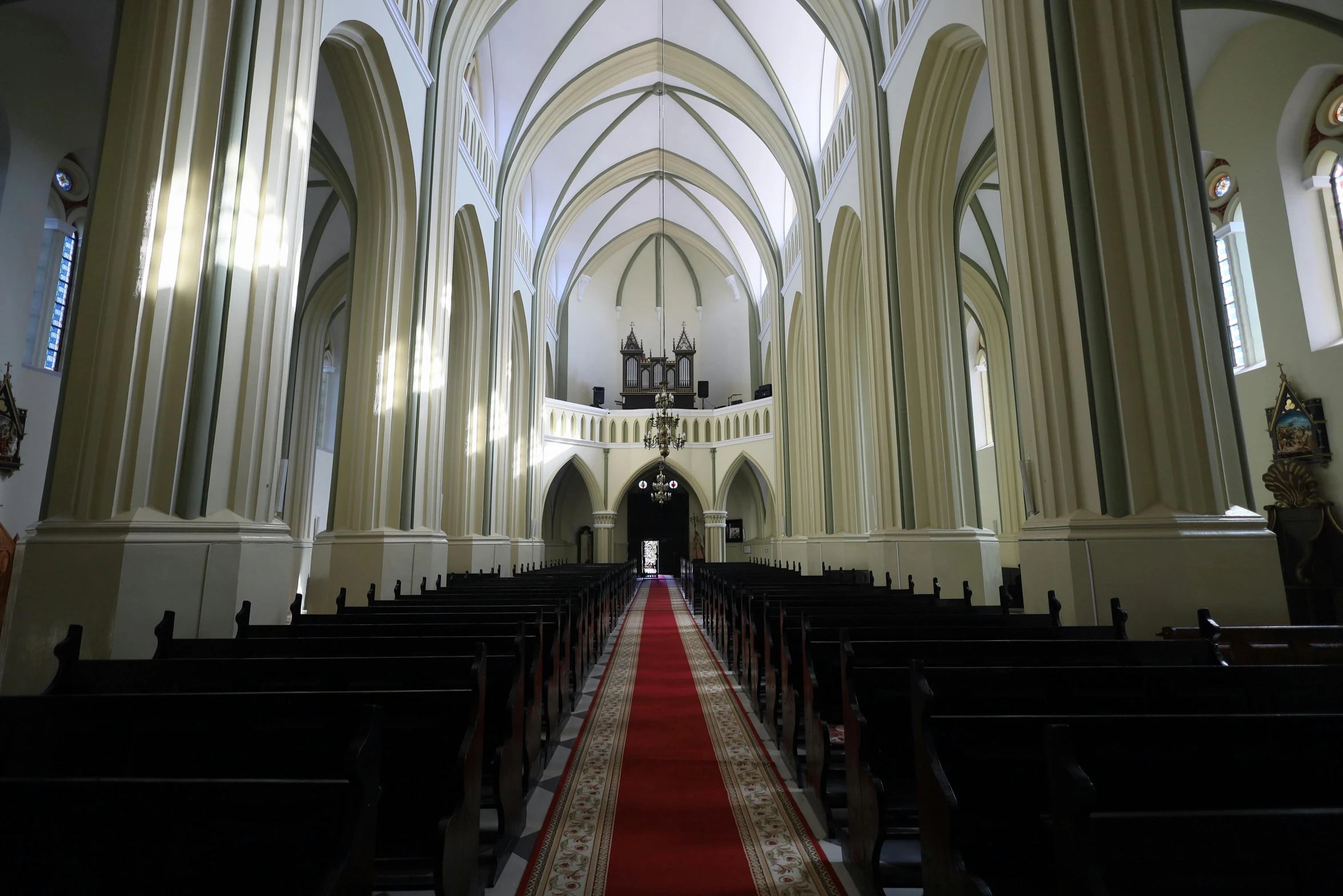 inside an old cathedral with several large columns and vaulted ceilings