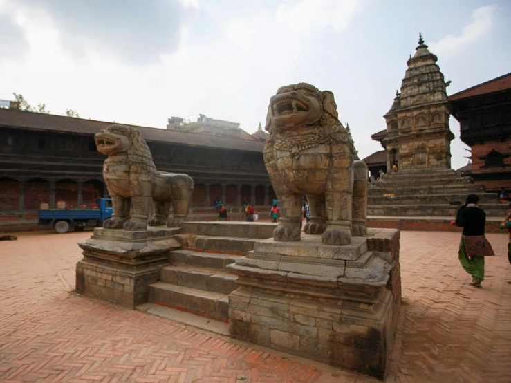 a sculpture of two lions sitting on stairs