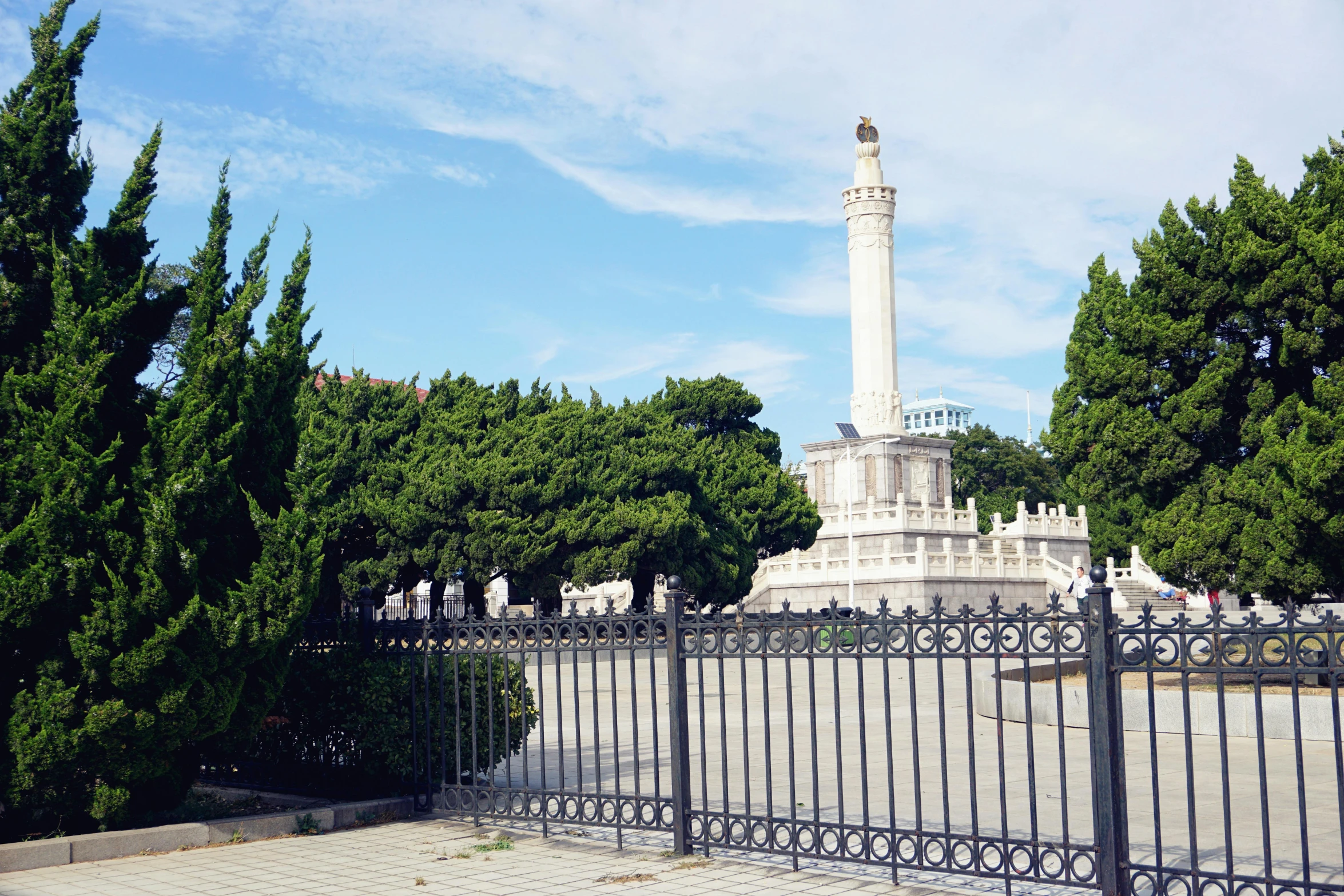 the monument is in the middle of a lot