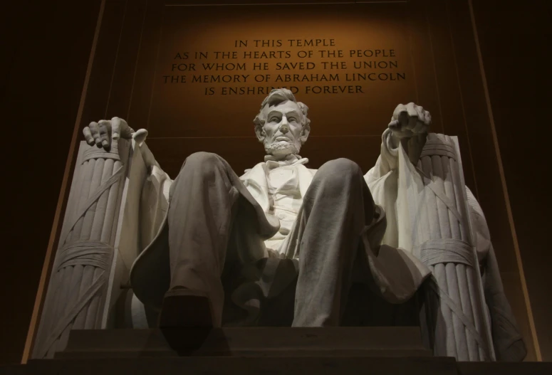 lincoln statue and lincoln memorial at night time