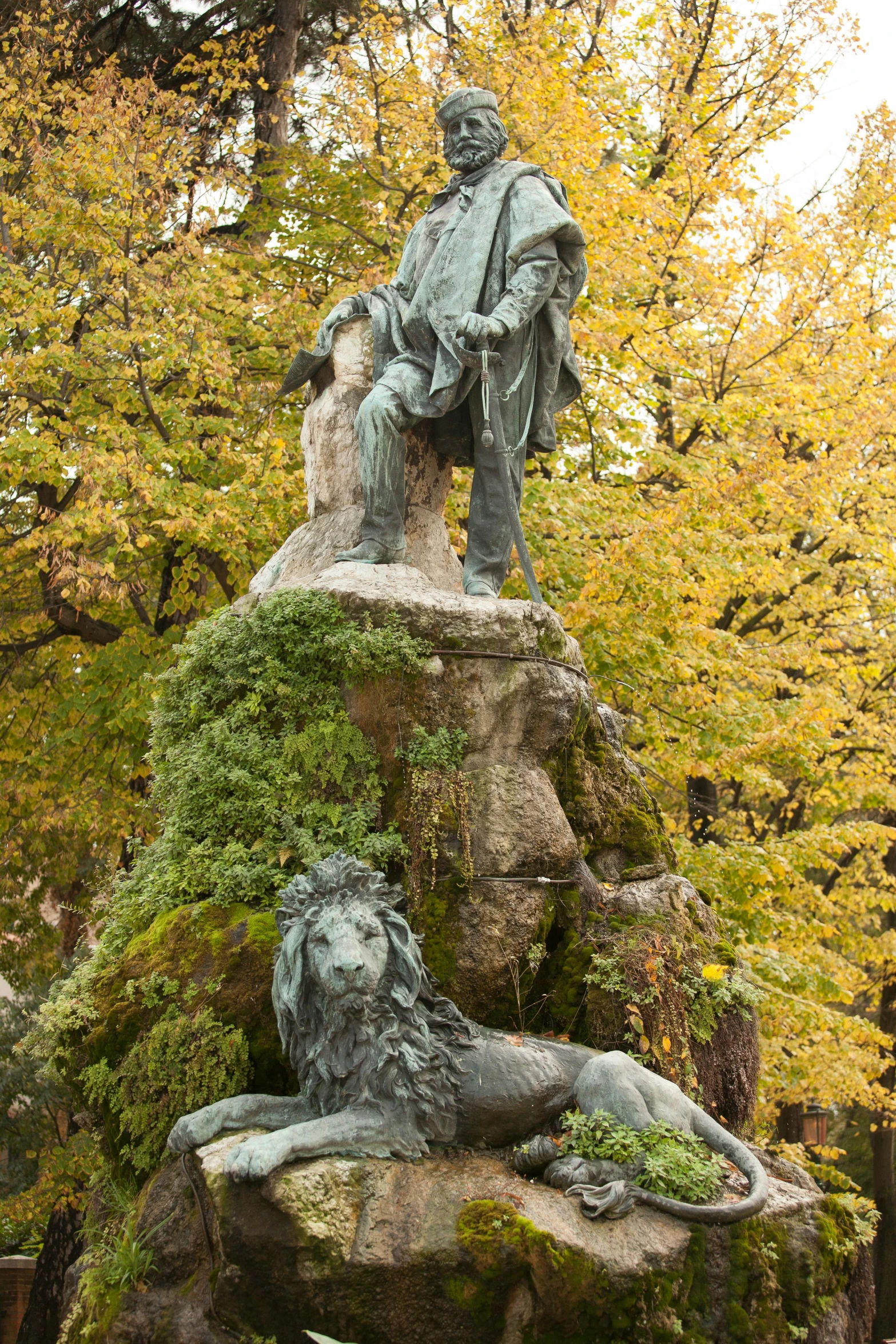 an image of a statue in the park setting